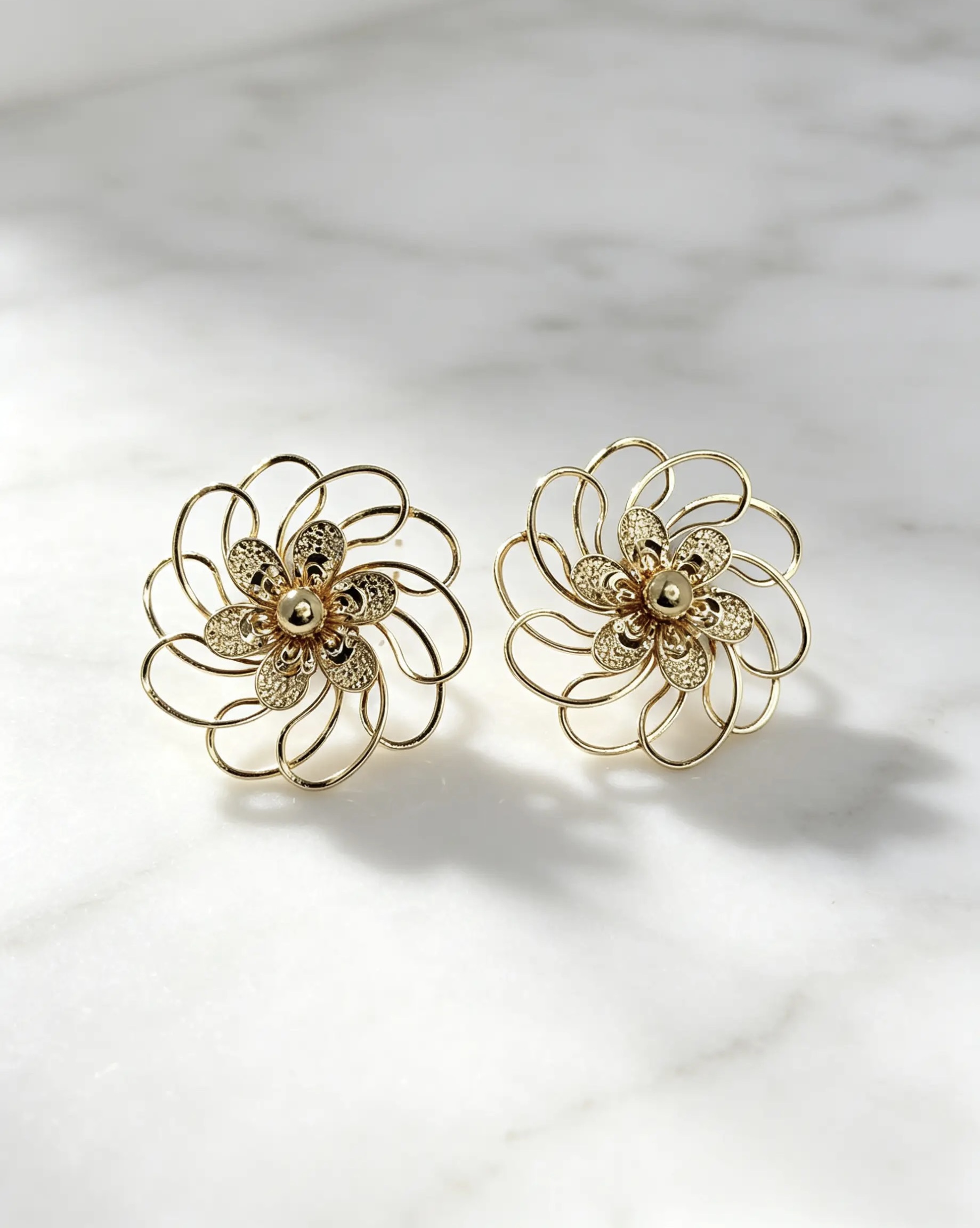 Statement earrings detail view 2